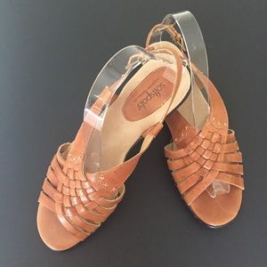 Soft spots tan brown strappy sandals size 9